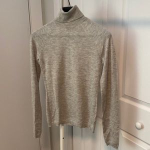 Club Monaco 100% cashmere sweater in light grey